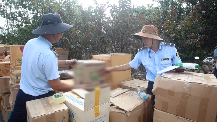 Bên trong kho chứa hơn 25 ngàn sản phẩm nghi hàng giả, nhập lậu ở Tây Ninh