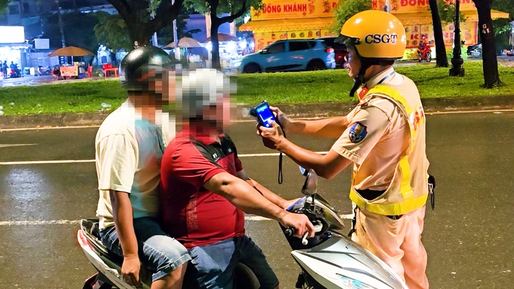 Vi phạm nồng độ cồn, người đi xe máy nói 'nghĩ quán gần nhà nên tự chạy xe đi nhậu'
