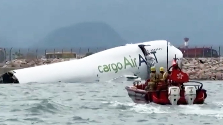 Máy bay Boeing 747 lao xuống biển ở Hong Kong, 2 người trên mặt đất thiệt mạng