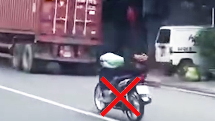 Xử phạt 3,6 triệu và tịch thu xe máy của tài xế buông cả 2 tay khi đi trên quốc lộ