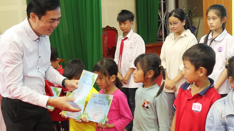 200 học sinh Thanh Hóa nhận học bổng ngăn dòng bỏ học