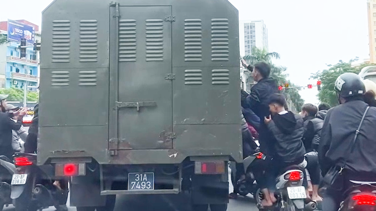 Công an mời làm việc nhóm thanh niên đầu trần, đu bám theo xe chở phạm nhân