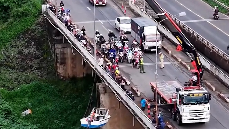 Tìm kiếm nữ sinh nghi nhảy cầu 14 trên sông Sêrêpốk