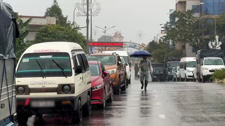 Đường sá ngập sâu, người dân Đà Nẵng đưa ô tô lên cầu đậu nối đuôi tránh lũ
