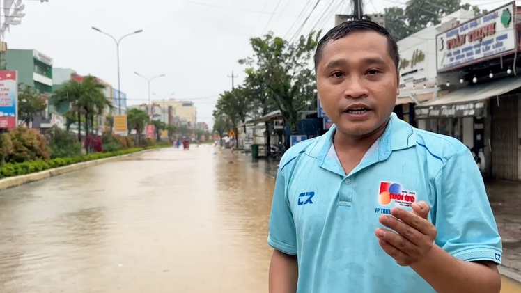Lũ lên nhanh, nhiều tuyến đường và khu dân cư ở Đà Nẵng ngập sâu, bị chia cắt