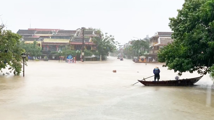 Miền Trung chìm trong lũ, nhiều nơi vẫn còn ngập sâu hơn 2,5m sau 3 ngày mưa