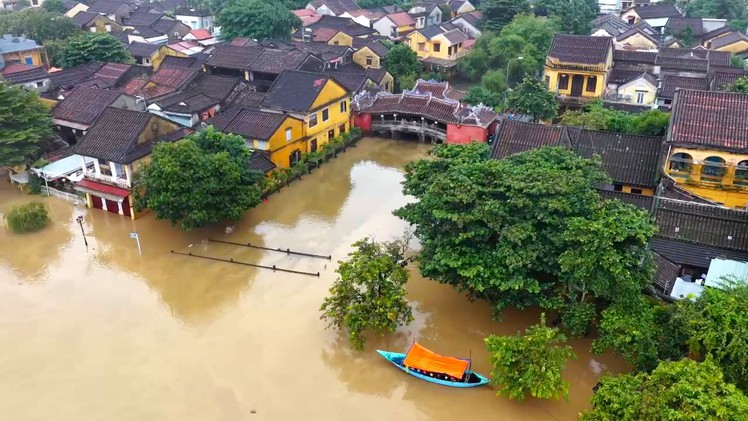 Toàn cảnh phố cổ Hội An ngập sâu, nước lũ gần chạm mốc năm 2017