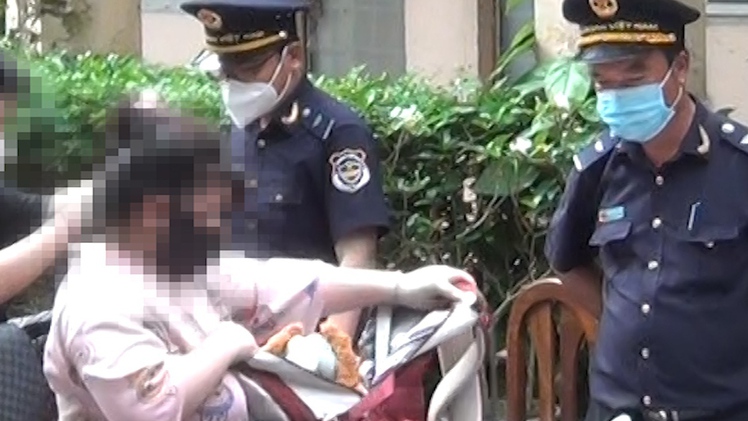 Ông ngoại thức cả đêm chờ trời sáng đón cháu gái 13 tuổi trở về từ Campuchia