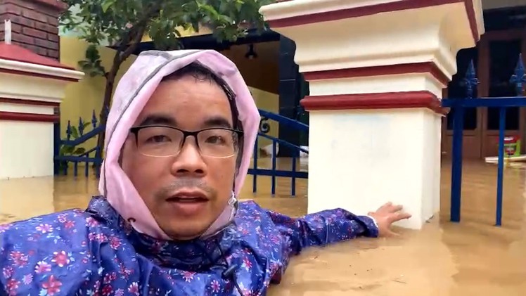 Nhiều nơi ở Đà Nẵng còn ngập sâu, Huế dự báo nước lũ có thể dâng trở lại