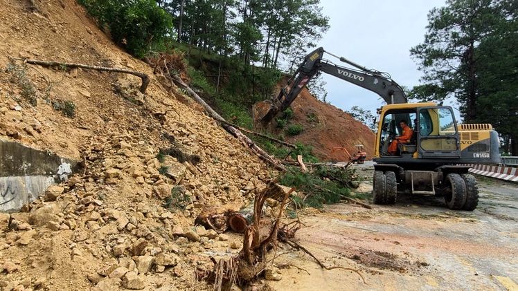 Tạm dừng lưu thông qua đèo D’Ran vào Đà Lạt do sạt lở