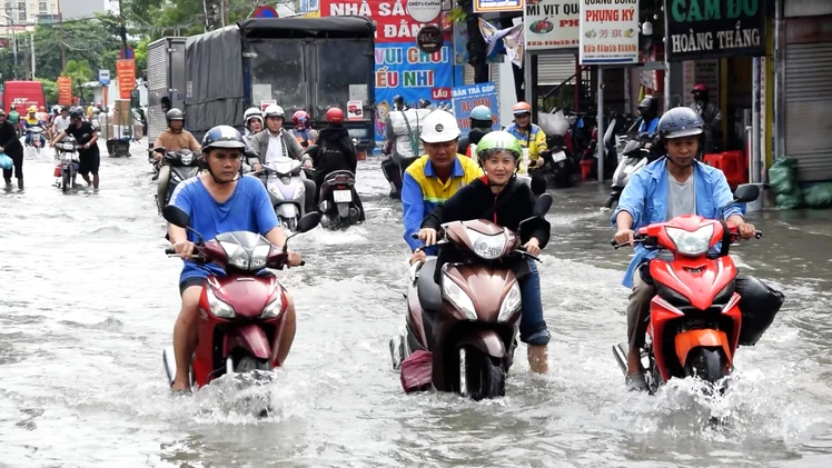 Loạt xe chết máy, nhiều người lội nước sau cơn mưa lớn trên đường Phan Huy Ích