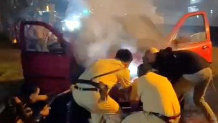 Video cảnh sát giao thông Tây Ninh cứu 2 người trong ô tô đang cháy nghi ngút