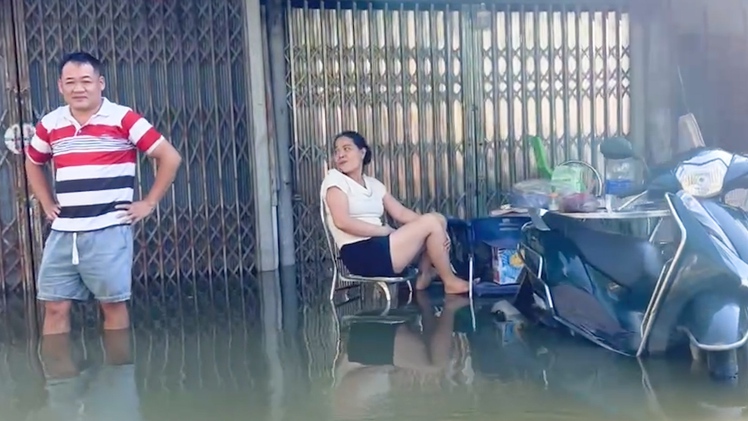Người dân ở Xuân Phương, Hà Nội vẫn đi lại bằng xuồng do nước ngập 4 ngày chưa rút