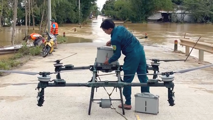Dùng drone đưa nhanh hàng cứu trợ đến tay người dân vùng rốn lũ