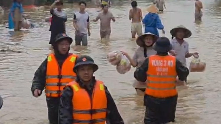 Lữ đoàn 680 Vùng 3 Hải quân tiếp tế thức ăn, nước uống cho bà con vùng lụt bão
