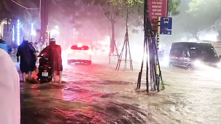 Nhiều tuyến đường nước chảy như suối, xe chết máy la liệt sau mưa tại Phú Quốc