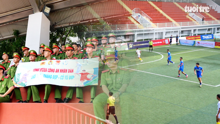 Cán bộ, chiến sĩ cổ vũ cuồng nhiệt đội bóng Công đoàn Công an nhân dân