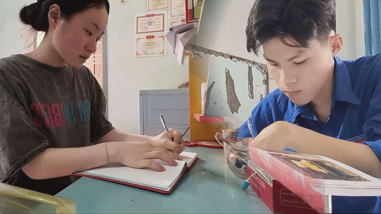 Tiếp sức đến trường: Nghèo khó không ngăn được ước mơ học đại học của Xuân Tiền và Thanh Thu