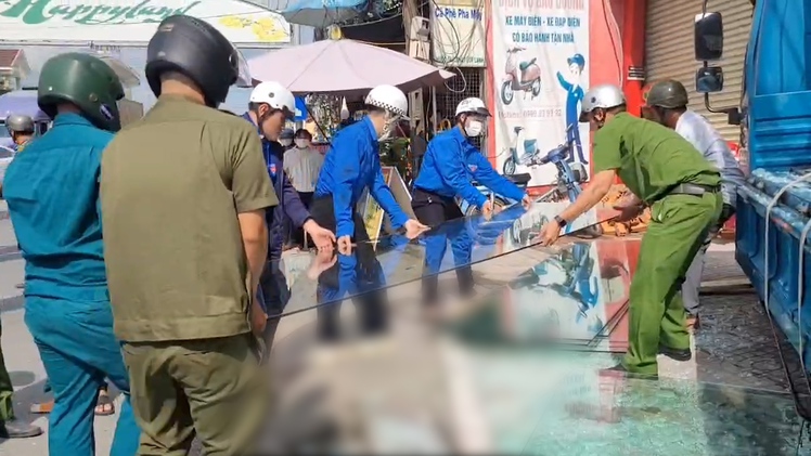 Video người dân cùng công an xã giải cứu 2 nạn nhân bị kính đè ngang ngực