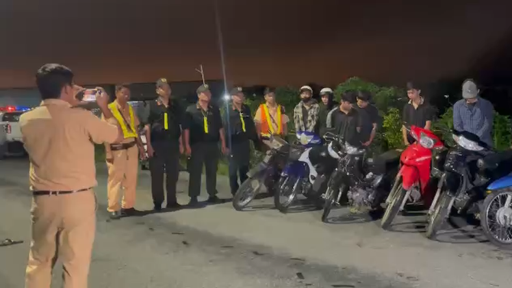 Nhóm 'quái xế' lao xe xuống kênh, chui lùm cây trốn cảnh sát
