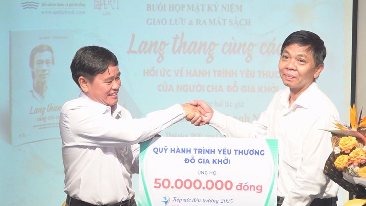 Quỹ ‘Hành trình yêu thương - Đỗ Gia Khởi’ trao 50 triệu đồng cho chương trình ‘Tiếp sức đến trường’