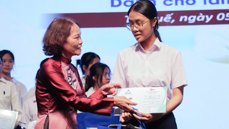 Giữa lòng Huế thương, ước mơ đến trường được tiếp sức bằng tình người