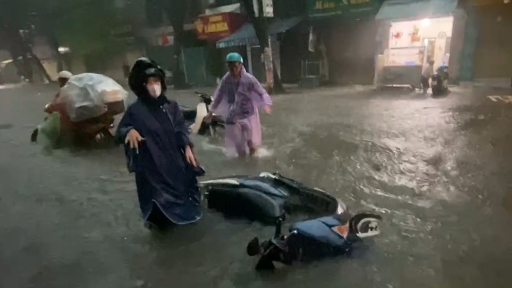 Video: Mưa lớn trút xuống Hà Nội, ngập lụt đang lan ra nhiều khu vực