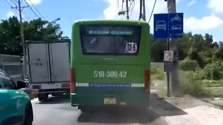 Clip xe buýt chạy lấn lên vỉa hè tại TP.HCM: Công an mời tài xế lên làm việc