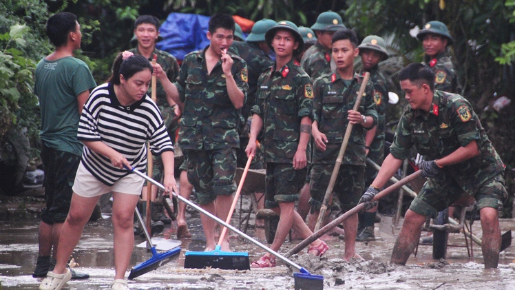 Quân dân chung tay khắc phục hậu quả mưa lũ ở TP Đà Nẵng và Huế
