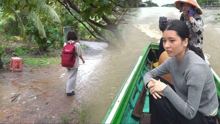 Giữa mênh mông sông nước, có những ước mơ vẫn trôi về phía ánh sáng