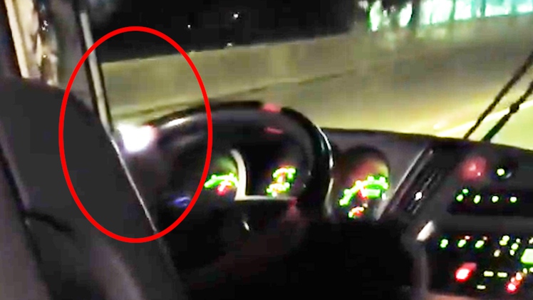 Hành khách quay clip tài xế dùng điện thoại khi lái xe, cảnh sát giao thông lập biên bản xử lý