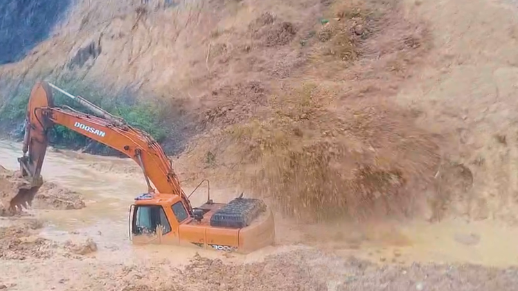 Khoảnh khắc xe múc bị bùn đất vùi khi đang khắc phục sạt lở trên quốc lộ 40B