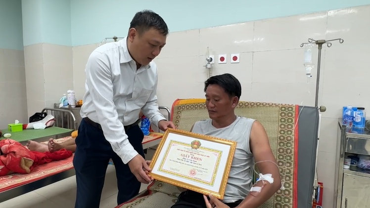 Trao giấy khen cho hai ‘người hùng' Lý Sơn dũng cảm cứu người giữa sóng dữ