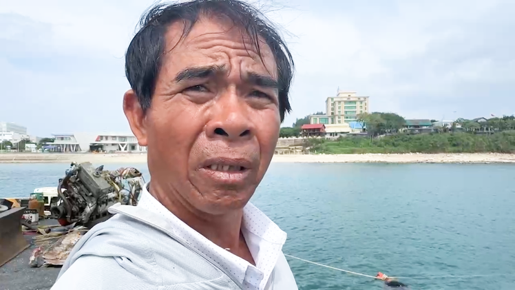 Thuyền trưởng con tàu đi tìm 3 người bị sóng cuốn kể lại quyết định ‘đâm tàu vào cảng’ để cứu thuyền viên