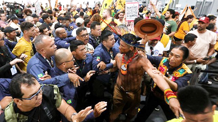 Người bản địa tràn vào hội nghị về biến đổi khí hậu COP30 ở Brazil, đòi bảo vệ rừng