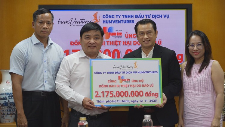 Doanh nghiệp ở TP.HCM gửi hơn 2,1 tỉ đồng cho học sinh miền Trung