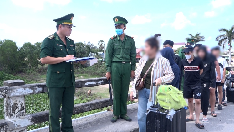 Video tiếp nhận 57 công dân Việt Nam do Campuchia trao trả, có 3 người bị truy nã