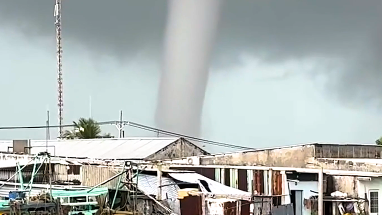 Vòi rồng cao hàng trăm mét xuất hiện 10 phút sát bờ biển Cà Mau