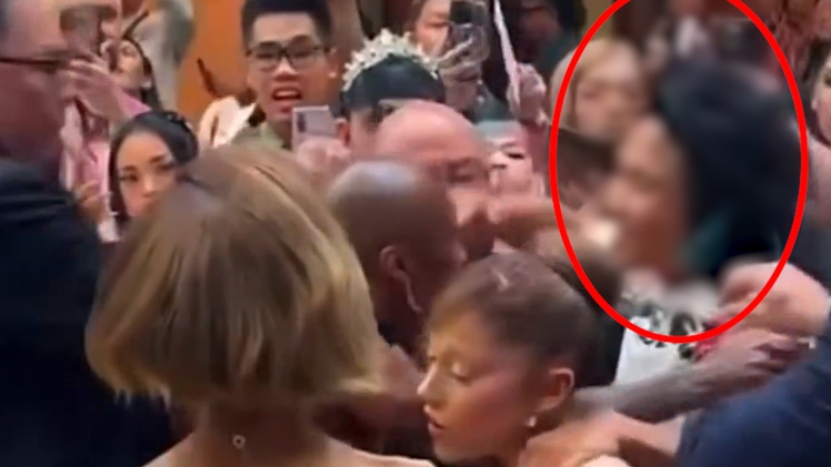 Diễn viên Ariana Grande bị fan quá khích quấy rối ngay trên thảm đỏ Singapore