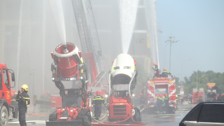 Hơn 3.000 người cùng robot diễn tập chữa cháy lớn nhất năm tại TP.HCM