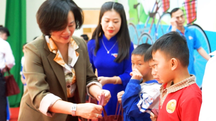 200 suất học bổng ‘Gieo mầm tri thức’ đến với học trò nghèo Thanh Hóa