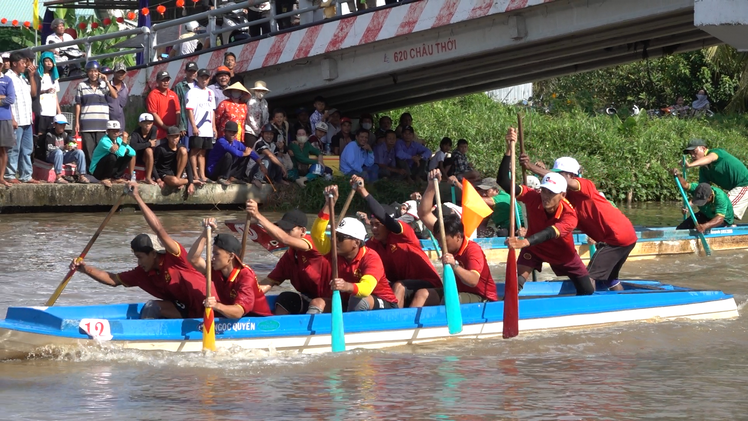 Xem đua vỏ máy trên kênh Bến Nhứt - Giồng Riềng