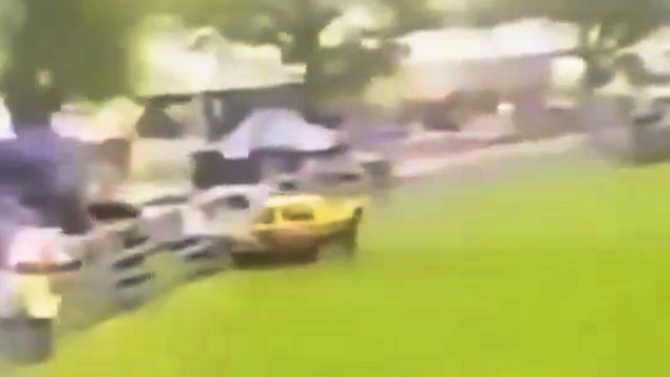 Video xe đua lao qua hàng rào, tông vào đám đông ở Úc