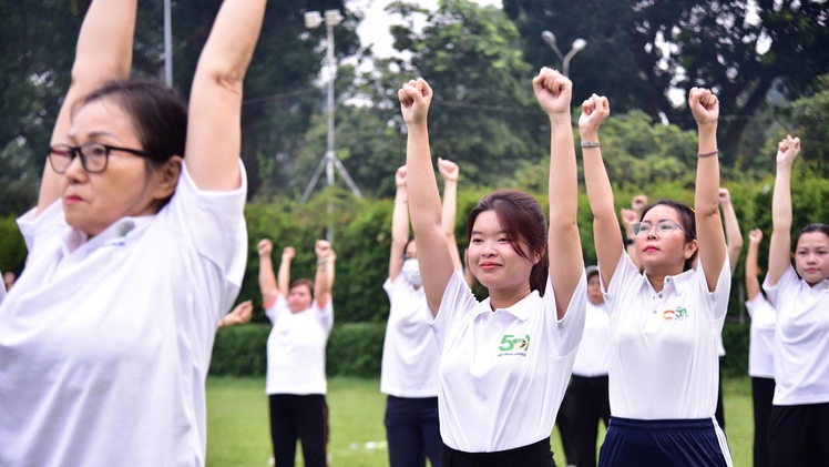 2.000 nhân viên y tế TP.HCM cùng người dân đồng diễn dưỡng sinh