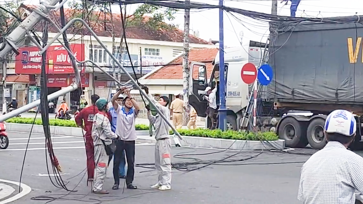 Xe container kéo gãy trụ điện, sập hệ thống cáp viễn thông ở Đồng Tháp