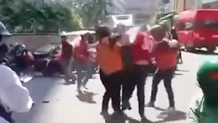 Nhóm shipper hỗn chiến ở TP.HCM khi tranh cãi 'ai chạy nhiều đơn hàng hơn'