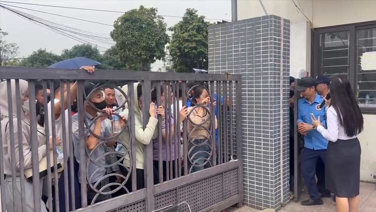 Người dân Hà Nội chen lấn, xếp hàng xuyên đêm nộp hồ sơ mua nhà ở xã hội CT3