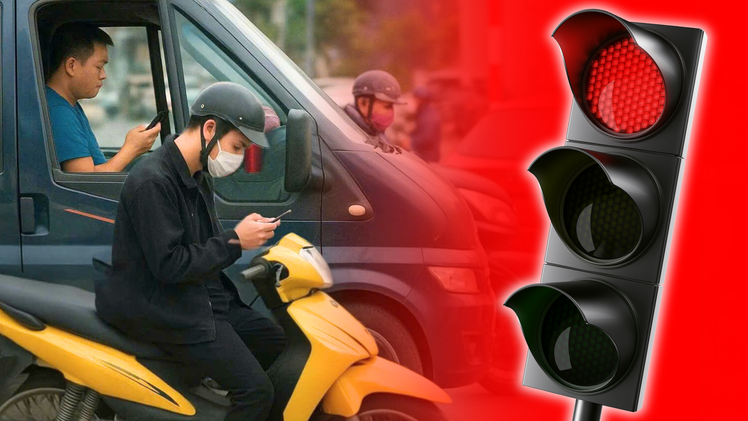 Tranh thủ lướt điện thoại trong lúc chờ đèn đỏ có sai luật không? Cục CSGT chính thức lên tiếng