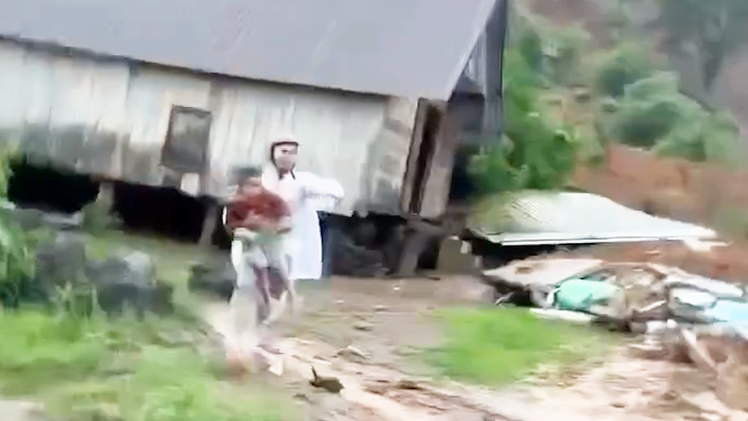 Sạt lở quả đồi vùi lấp hoàn toàn một căn nhà ở Đắk Lắk