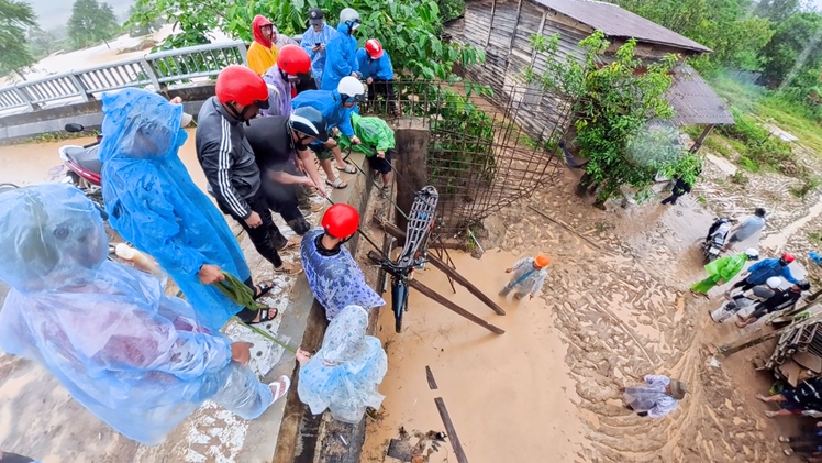 Video bộ đội căng dây cáp sơ tán khẩn 200 người dân bị mưa lũ, sạt lở chia cắt